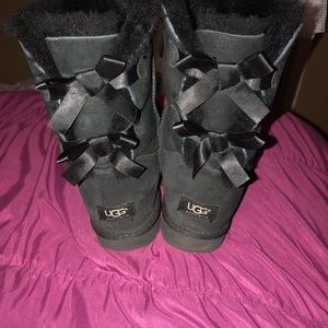 BAILEY BOW BLACK UGGS USED!! WILLING TO NEGOTIATE